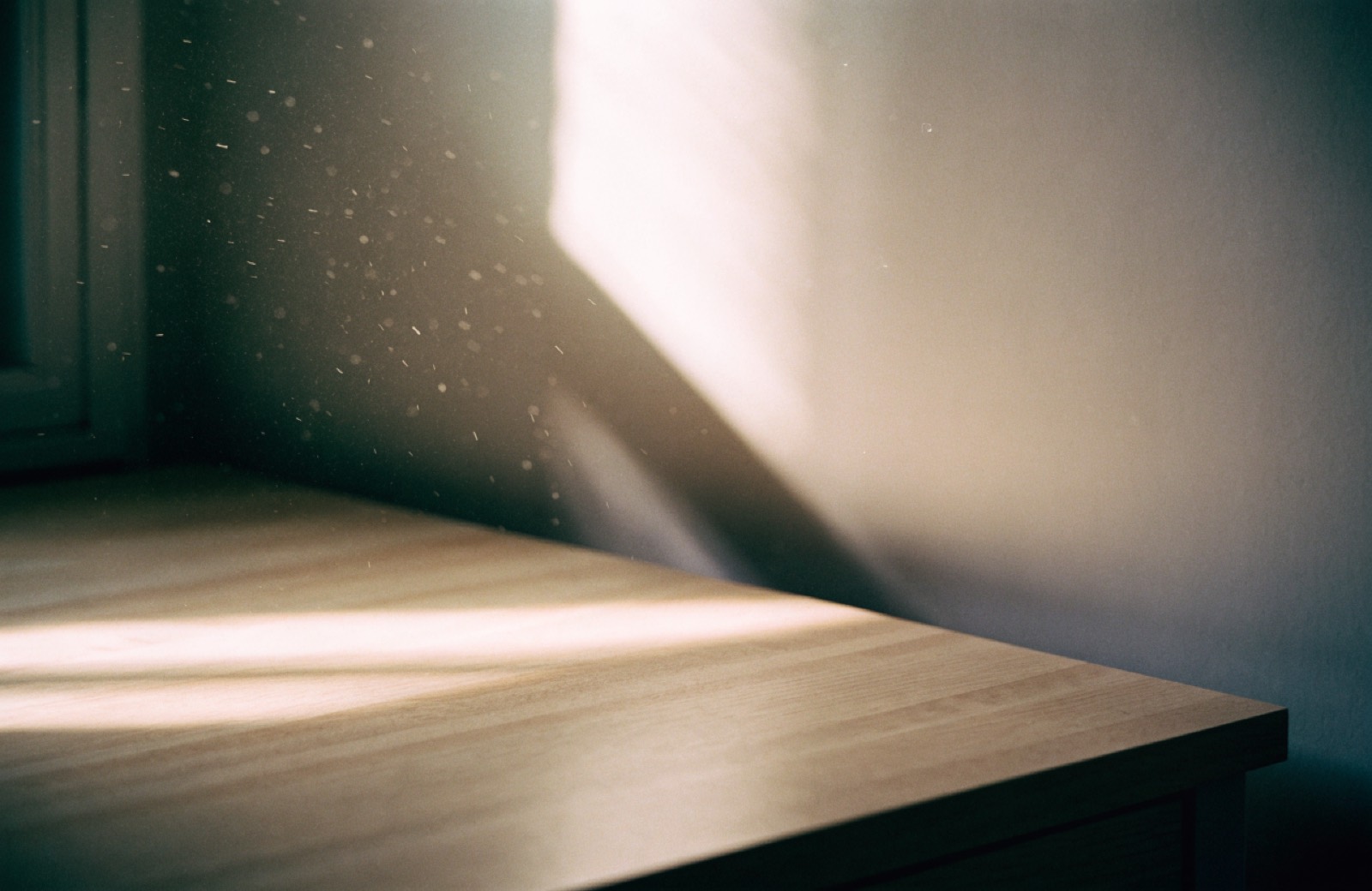 Lumière du matin sur un plan de travail vide